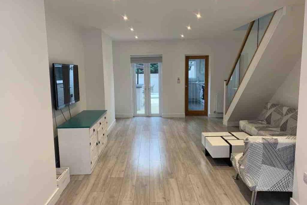 The Villas, Newly Refurbished Modern Home - Free Parking, Prime, Netflix Бакінгем Екстер'єр фото